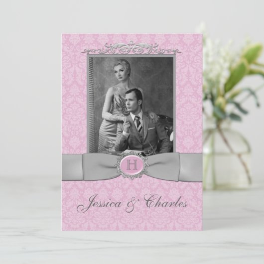 ヴィンテージピンク、グレーのダマスクのスクロール写真結婚の数 招待状 (スタンド正面)