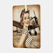 ヴィンテージピンナップの女の子と第2次世界大戦飛行機エレガント、 メタルオーナメント (正面左)