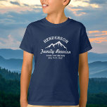 ヴィンテージファミリー懇親会トリッカッコいいプマウンテンピーク Tシャツ<br><div class="desc">山々が呼び出している我々は行かなければならない！山のシルエットと白いヴィンテージのロゴを使用した家族の懇親会や山への旅行に最適なカッコいいデザイン。4行の文字でパーソナライズカスタム – あなたの名前， "家族の懇親会",  "家族旅行"，場所、日付など。おもしろい、素朴な旅の記念の次の山々、ロッジや任意の場所で一緒に取得。以下のColorfulgalshopロゴにクリックよりコーディネート項目をチェック。</div>