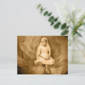 ヴィンテージファーストコミュニオンガール、ドレス、ベール、バラ ポストカード (スタンド正面)