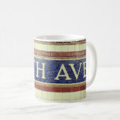 ヴィンテージフィフスアベニューサイン – マンハッタン，ニューヨーク コーヒーマグカップ (正面右)