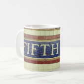 ヴィンテージフィフスアベニューサイン – マンハッタン，ニューヨーク コーヒーマグカップ (正面左)