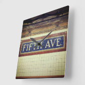 ヴィンテージフィフスアベニューサイン – マンハッタン,ニューヨーク スクエア壁時計 (傾斜)