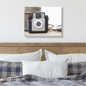 ヴィンテージフィルムカメラフラワーポット&グラス11x14 キャンバスプリント (インサイチュ (寝室))