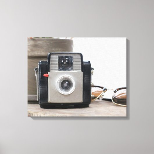 ヴィンテージフィルムカメラフラワーポット&グラス16x20 キャンバスプリント (正面)