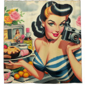 ヴィンテージフォトグラファーのピンアップ シャワーカーテン (正面)