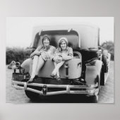 ヴィンテージフラッパーエラウィメンズアンティーク車ランブルシート ポスター (正面)
