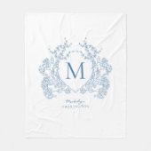 ヴィンテージフランスのブルーフローラクレストモノグラム フリースブランケット (正面)