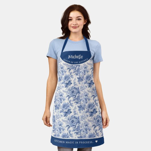 ヴィンテージフランスの刻印フローラトイルブルーホワイト エプロン (着用した状態)