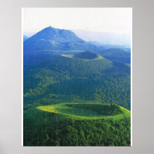 ヴィンテージフランス、オーベルニュ山地の火山噴火口 ポスター