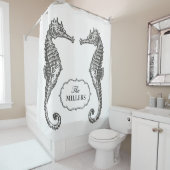 ヴィンテージフレームの文字を持つ手描きのタツノオトシゴ シャワーカーテン (インサイチュ)