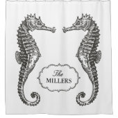 ヴィンテージフレームの文字を持つ手描きのタツノオトシゴ シャワーカーテン (正面)