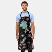 ヴィンテージフローラ刺繍ダークパターン エプロン (着用した状態)