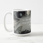 ヴィンテージブラッククリスマスオーナメントとリボン コーヒーマグカップ (左)