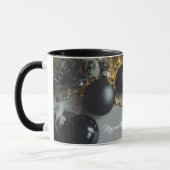 ヴィンテージブラッククリスマスオーナメントとリボン マグカップ (左)