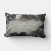 ヴィンテージブラッククリスマスオーナメントとリボン ランバークッション (正面)