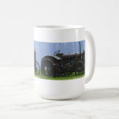 ヴィンテージブラックトラクター – ファームビークル コーヒーマグカップ (正面右)