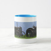 ヴィンテージブラックトラクター – ファームビークル マグカップ (中央)