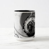 ヴィンテージブラック&ホワイト航海のタコ触手 ツートーンマグカップ (中央)