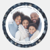 ヴィンテージブルーとホワイトの雪片クリスマスフォト ラウンドシール (正面)