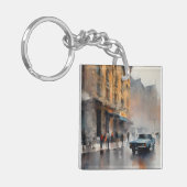 ヴィンテージブルーの車が霧に包まれた街並み キーホルダー (正面左)