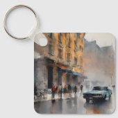 ヴィンテージブルーの車が霧に包まれた街並み キーホルダー (正面)