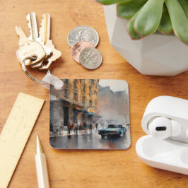 ヴィンテージブルーの車が霧に包まれた街並み キーホルダー