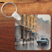 ヴィンテージブルーの車が霧に包まれた街並み キーホルダー (正面)