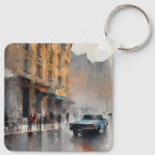 ヴィンテージブルーの車が霧に包まれた街並み キーホルダー (裏面)