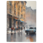 ヴィンテージブルーの車が霧に包まれた街並み クリップボード (裏面)