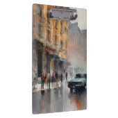 ヴィンテージブルーの車が霧に包まれた街並み クリップボード (右)