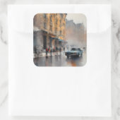 ヴィンテージブルーの車が霧に包まれた街並み スクエアシール (バッグ)