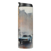 ヴィンテージブルーの車が霧に包まれた街並み タンブラー (回転右)