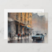 ヴィンテージブルーの車が霧に包まれた街並み ポストカード (正面/裏面)