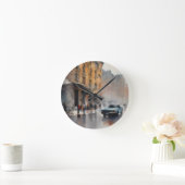 ヴィンテージブルーの車が霧に包まれた街並み ラウンド壁時計 (ホーム)
