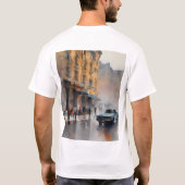 ヴィンテージブルーの車が霧に包まれた街並み Tシャツ (裏面)