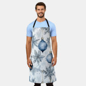 ヴィンテージブルークリスマスツリーオーナメントパターン エプロン (着用した状態)