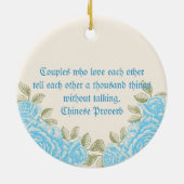 ヴィンテージブルーバラカップルの初めてのクリスマス写真 セラミックオーナメント (裏面)