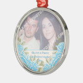 ヴィンテージブルーバラカップルの初めてのクリスマス写真 メタルオーナメント (左)