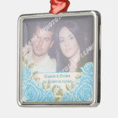 ヴィンテージブルーバラカップルの初めてのクリスマス写真 メタルオーナメント (左)