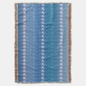 ヴィンテージブルーフローラの壁紙パターン スローブランケット (正面縦)