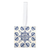 ヴィンテージブルーホワイトジオメトリックフラワークリスマス キューブオーナメント (正面)