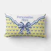 ヴィンテージブルーホワイトバタフライパーソナライズされたボウ ランバークッション (正面)