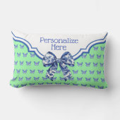 ヴィンテージブルーホワイトバタフライパーソナライズされたボウ ランバークッション (正面)