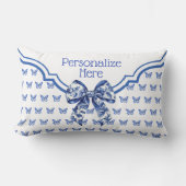 ヴィンテージブルーホワイトバタフライパーソナライズされたボウ ランバークッション (正面)