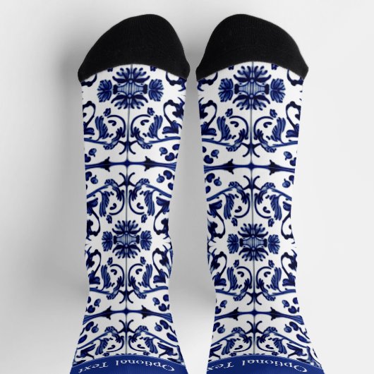 ヴィンテージブルー絵画タイルとカスタムカフ文字 ソックス (上部)