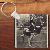 ヴィンテージブロードウェイ女優ダチョウに乗る キーホルダー (正面)