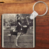 ヴィンテージブロードウェイ女優ダチョウに乗る キーホルダー (裏面)