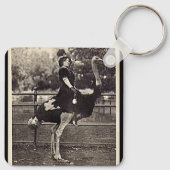 ヴィンテージブロードウェイ女優ダチョウに乗る キーホルダー (裏面)