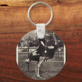ヴィンテージブロードウェイ女優ダチョウに乗る キーホルダー (正面)